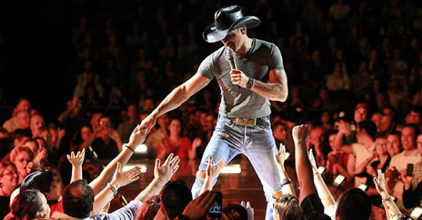 Tim McGraw Slaps A Woman During Concert 