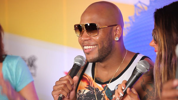 Flo Rida talking with the cast
