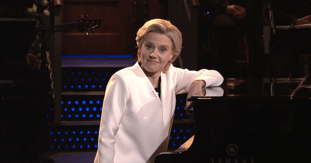 Kate McKinnon as Hillary Clinton sings ‘Hallelujah’