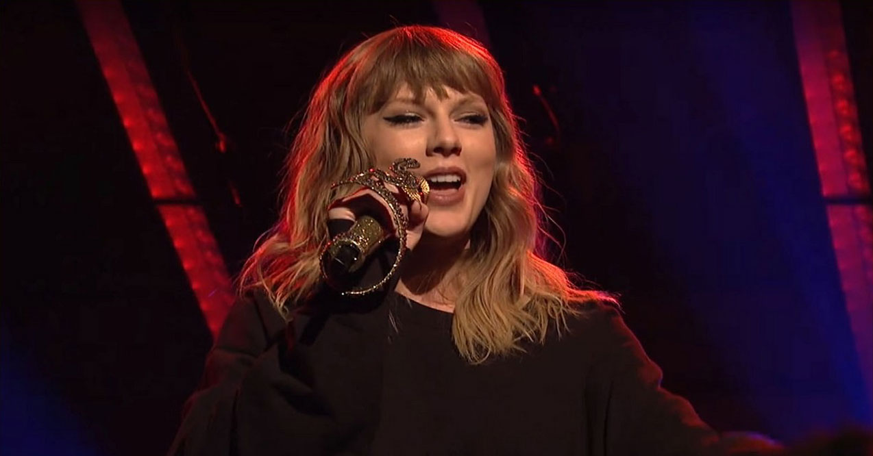 Taylor Swift Performs On SNL